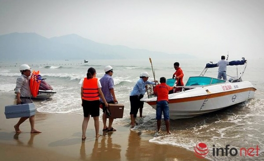 cán bộ Sở Tài Nguyên - Du lịch Đà Nẵng kiểm tra mẫu nước biển Đà Nẵng ngày 28/4/2016