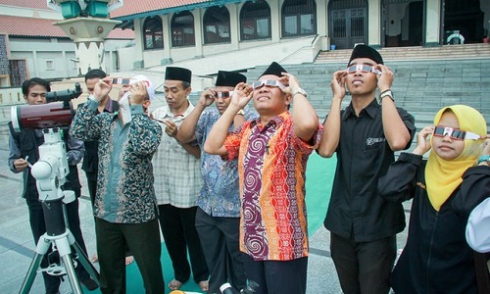 Hàng nghìn du khách đổ tới Indonesia ngắm nhật thực toàn phần